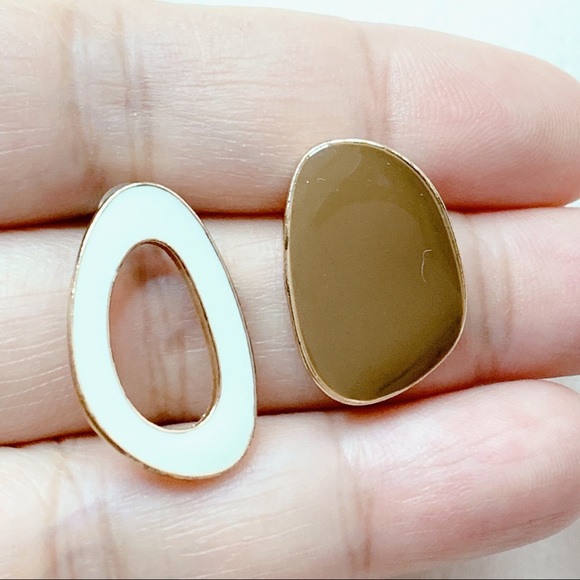 ❣️$25/3❣️ Oval Shaped Brown and White Enamel Stud Earrings - Picture 4 of 9